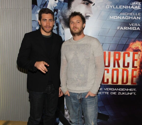 Duncan Jones, fils de David Bowie, avec Jake Gyllenhaal, héros de son film Source Code lors de l'avant-première à Berlin le 7 avril 2011