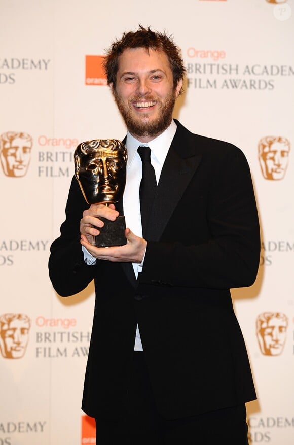 Duncan Jones, fils de David Bowie, avec son BAFTA Award de la meilleure première oeuvre, en février 2010 à l'Opéra de Londres.
