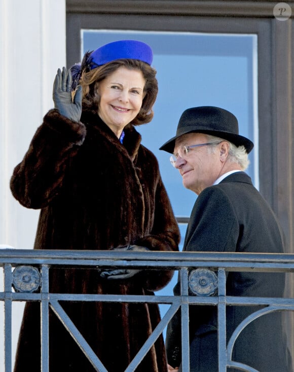 La reine Silvia de Suède et son mari le roi Carl Gustav de Suède - La famille royale de Norvège participe aux activités de sports d'hiver organisées devant le palais royal lors des festivités pour le 25ème anniversaire de règne du roi Harald de Norvège à Oslo, le 17 janvier 2016. 17/01/2016 - Oslo