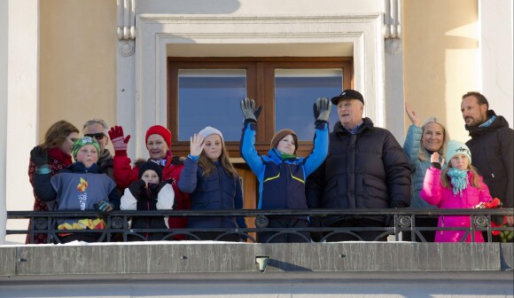 La famille royale au balcon du palais lors des festivités pour le 25ème anniversaire de règne du roi Harald V de Norvège à Oslo, le 17 janvier 2016.