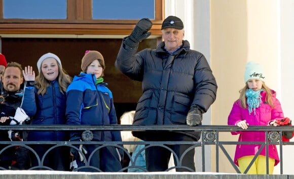 Le prince Haakon, sa fille la princesse Ingrid Alexandra, Maud Angelica Behn, le roi Harald et Leah Isadora Behn - La famille royale de Norvège participe aux activités de sports d'hiver organisées devant le palais royal lors des festivités pour le 25ème anniversaire de règne du roi Harald de Norvège à Oslo, le 17 janvier 2016. 17/01/2016 - Oslo