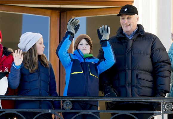 La princesse Ingrid Alexandra, Maud Angelica Behn, le roi Harald - La famille royale de Norvège participe aux activités de sports d'hiver organisées devant le palais royal lors des festivités pour le 25ème anniversaire de règne du roi Harald de Norvège à Oslo, le 17 janvier 2016. 17/01/2016 - Oslo
