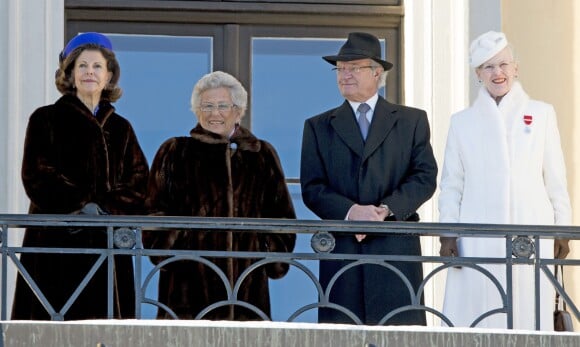 La reine Silvia de Suède, la princesse Astrid de Norvège, le roi Carl Gustav de Suède et la reine Margrethe II de Danemark - La famille royale de Norvège participe aux activités de sports d'hiver organisées devant le palais royal lors des festivités pour le 25ème anniversaire de règne du roi Harald de Norvège à Oslo, le 17 janvier 2016. 17/01/2016 - Oslo