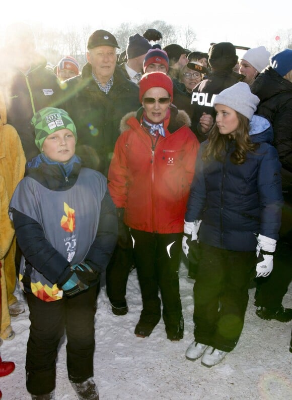 Le roi Harald, sa femme la reine Sonja et leurs petits enfants le prince Sverre Magnus et la princesse Ingrid Alexandra - La famille royale de Norvège participe aux activités de sports d'hiver organisées devant le palais royal lors des festivités pour le 25ème anniversaire de règne du roi Harald de Norvège à Oslo, le 17 janvier 2016. 17/01/2016 - Oslo