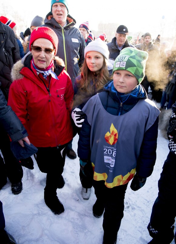 La reine Sonja et ses petits enfants le prince Sverre Magnus et la princesse Ingrid Alexandra - La famille royale de Norvège participe aux activités de sports d'hiver organisées devant le palais royal lors des festivités pour le 25ème anniversaire de règne du roi Harald de Norvège à Oslo, le 17 janvier 2016. 17/01/2016 - Oslo