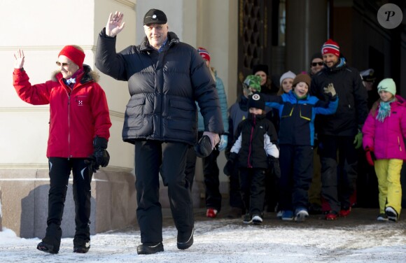 Le roi Harald, sa femme la reine Sonja - La famille royale de Norvège participe aux activités de sports d'hiver organisées devant le palais royal lors des festivités pour le 25ème anniversaire de règne du roi Harald de Norvège à Oslo, le 17 janvier 2016.
