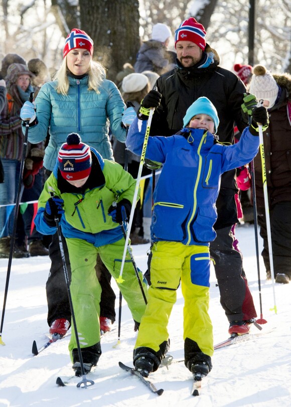 La princesse Mette-Marit et son mari le prince Haakon - La famille royale de Norvège participe aux activités de sports d'hiver organisées devant le palais royal lors des festivités pour le 25ème anniversaire de règne du roi Harald de Norvège à Oslo, le 17 janvier 2016.