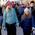La princesse Mette-Marit et ses enfants la princesse Ingrid Alexandra et le prince Sverre Magnus - La famille royale de Norvège participe aux activités de sports d'hiver organisées devant le palais royal lors des festivités pour le 25ème anniversaire de règne du roi Harald de Norvège à Oslo, le 17 janvier 2016. 17/01/2016 - Oslo