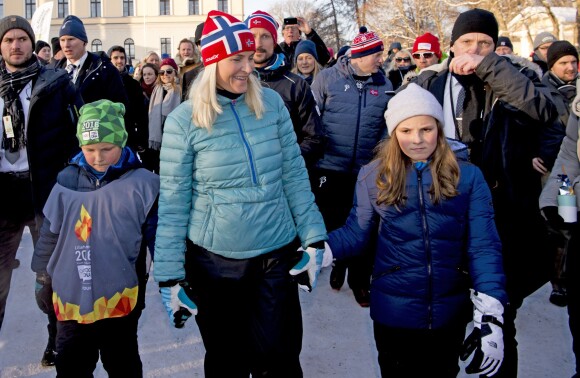 La princesse Mette-Marit et ses enfants la princesse Ingrid Alexandra et le prince Sverre Magnus - La famille royale de Norvège participe aux activités de sports d'hiver organisées devant le palais royal lors des festivités pour le 25ème anniversaire de règne du roi Harald de Norvège à Oslo, le 17 janvier 2016. 17/01/2016 - Oslo