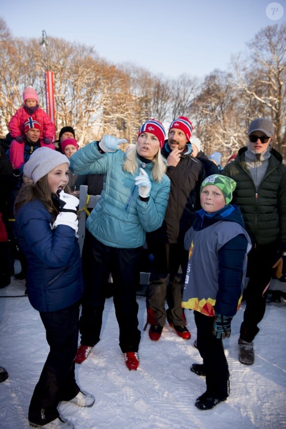 Le prince Haakon, sa femme la princesse Mette-Marit et leurs enfants la princesse Ingrid Alexandra et le prince Sverre Magnus - La famille royale de Norvège participe aux activités de sports d'hiver organisées devant le palais royal lors des festivités pour le 25ème anniversaire de règne du roi Harald de Norvège à Oslo, le 17 janvier 2016. 17/01/2016 - Oslo