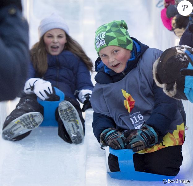 La princesse Ingrid Alexandra et son frère le prince Sverre Magnus - La famille royale de Norvège participe aux activités de sports d'hiver organisées devant le palais royal lors des festivités pour le 25ème anniversaire de règne du roi Harald de Norvège à Oslo, le 17 janvier 2016. 17/01/2016 - Oslo