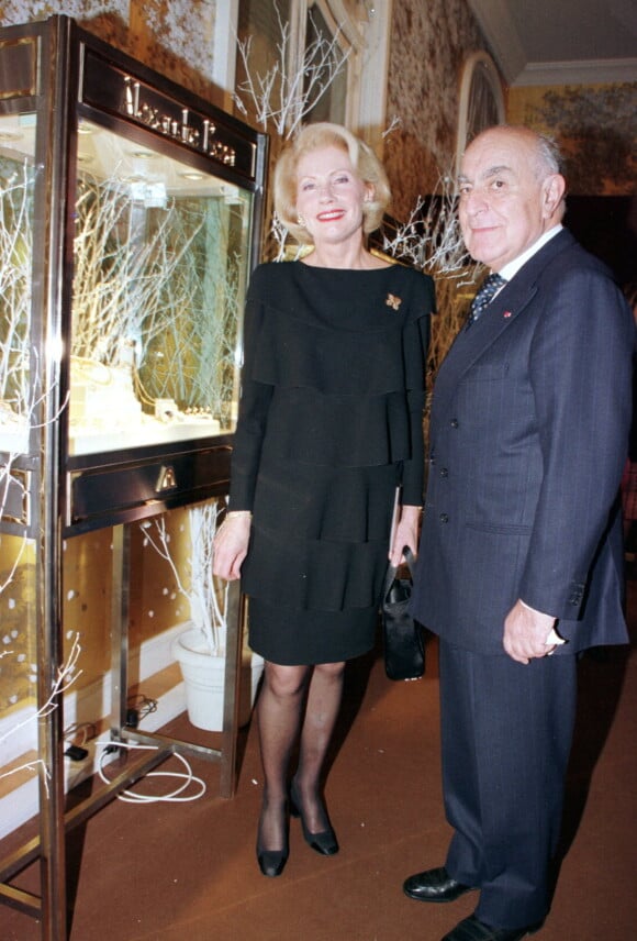 Alexandre Reza avec Monique Raimond à Paris en octobre 1999. Le joaillier du gotha est décédé le 15 janvier 2016 à 93 ans.