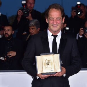 Vincent Lindon (prix d'interprétation masculine pour le film "La Loi du Marché") - Photocall de la remise des palmes du 68e Festival du film de Cannes, le 24 mai 2014.