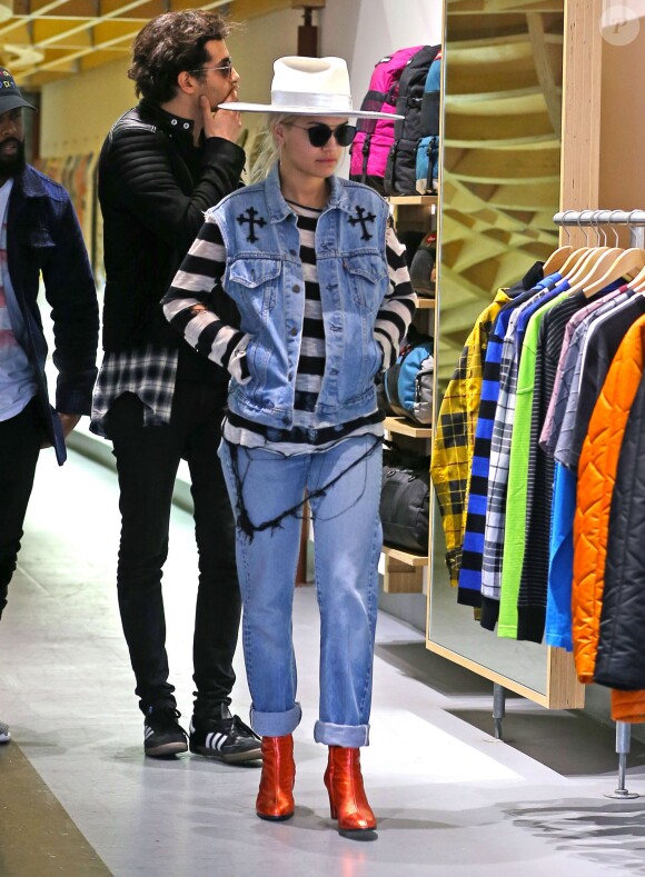 Exclusif - Rita Ora surprise dans le magasin Supreme à Los Angeles, habillée d'une veste en denim et d'un jean, d'un top rayé Enfants Riches et Déprimés et de bottines bronze. Le 19 janvier 2016.