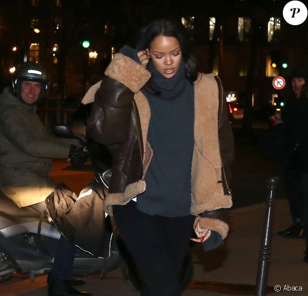 Rihanna arrive au restaurant Caviar Kaspia à Paris, habillée d'un manteau (collection automne-hiver 2015) et d'un pull à col roulé Vetements, d'un legging et de bottes Chanel. Le 18 janvier 2016.