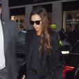 Victoria Beckham, toute de noir vêtue, arrive à l'hôtel Claridges à Londres. Le 18 janvier 2015.