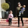 Kourtney Kardashian surprise avec ses enfants Penelope (qui porte un petit sac à main Hermès rose) et Reign à Beverly Hills, porte un pull olive Balmain, un pantalon en velours noir et des bottines Saint Laurent (modèle Lolita). Le 21 janvier 2016.