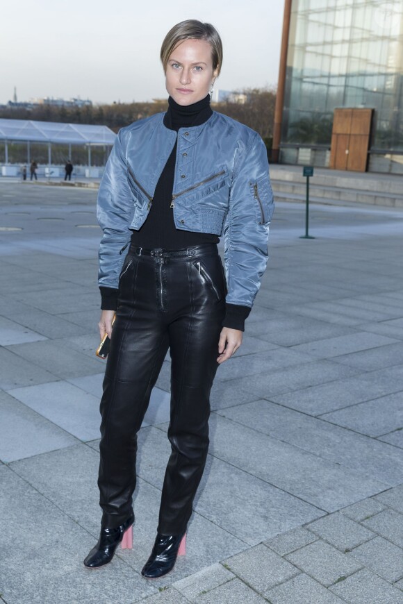 L'artiste Olympia Scarry - Défilé Louis Vuitton (collection homme automne-hiver 2016-2017) à la serre du parc André-Citroën. Paris, le 21 janvier 2016.