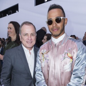 Michael Burke (PDG de Louis Vuitton) et Lewis Hamilton - Défilé Louis Vuitton (collection homme automne-hiver 2016-2017) à la serre du parc André-Citroën. Paris, le 21 janvier 2016.