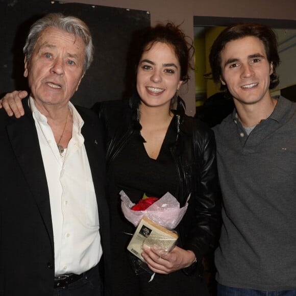 Exclusif - Alain Delon, sa fille Anouchka Delon et Julien Dereims (compagnon d'Anouchka Delon) lors de la première de la pièce "Libres sont les papillons" au théâtre Rive Gauche à Paris, le 15 janvier 2016. Alain Delon est venu voir sa fille Anouchka Delon jouer dans sa nouvelle pièce de théâtre.