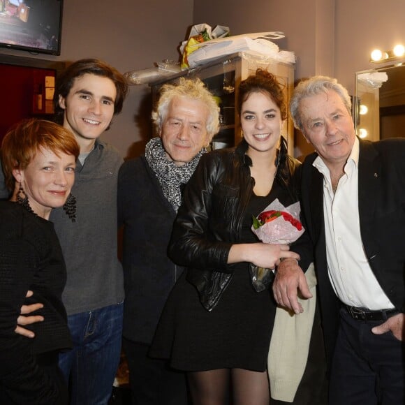 Exclusif - Julien Dereims (compagnon d'Anouchka Delon), Jean-Luc Moreau, Anouchka Delon, son père Alain Delon et Éric-Emmanuel Schmitt lors de la première de la pièce "Libres sont les papillons" au théâtre Rive Gauche à Paris, le 15 janvier 2016.