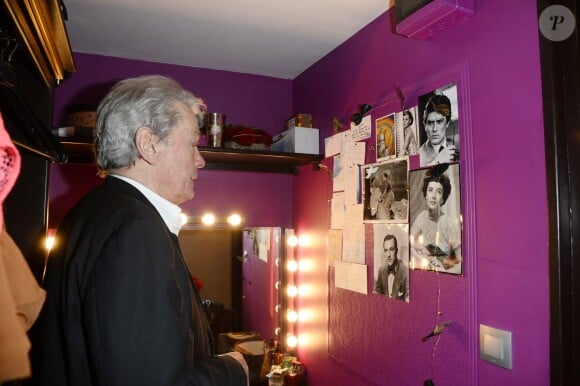 Exclusif - Alain Delon regardant des photos dans la loge de sa fille Anouchka Delon lors de la première de la pièce "Libres sont les papillons" au théâtre Rive Gauche à Paris, le 15 janvier 2016. Alain Delon est venu voir sa fille Anouchka Delon jouer dans sa nouvelle pièce de théâtre.