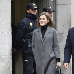 La reine Letizia d'Espagne fait son arrivée au siège de l'Association espagnole de lutte contre le cancer (AECC) dont elle est la présidente d'honneur, le 22 janvier 2016 à Madrid, pour une réunion de travail avant la Journée mondiale contre le cancer, le 4 février.