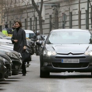 La reine Letizia d'Espagne fait son arrivée au siège de l'Association espagnole de lutte contre le cancer (AECC) dont elle est la présidente d'honneur, le 22 janvier 2016 à Madrid, pour une réunion de travail avant la Journée mondiale contre le cancer, le 4 février.