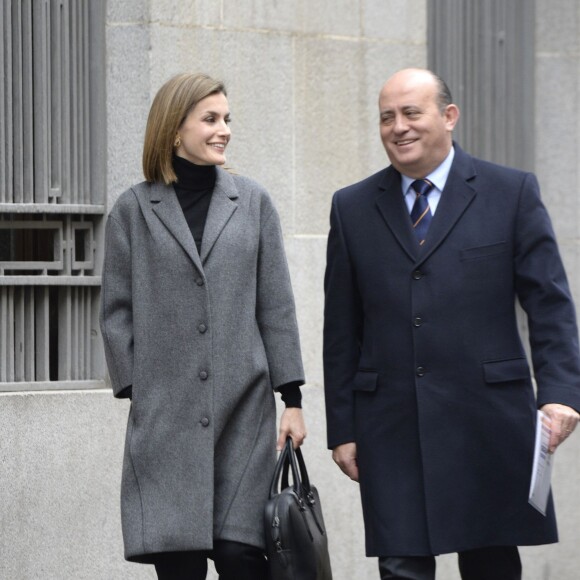 La reine Letizia d'Espagne fait son arrivée au siège de l'Association espagnole de lutte contre le cancer (AECC) dont elle est la présidente d'honneur, le 22 janvier 2016 à Madrid, pour une réunion de travail avant la Journée mondiale contre le cancer, le 4 février.