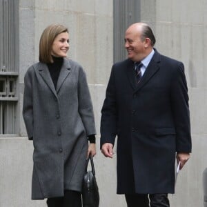 La reine Letizia d'Espagne fait son arrivée au siège de l'Association espagnole de lutte contre le cancer (AECC) dont elle est la présidente d'honneur, le 22 janvier 2016 à Madrid, pour une réunion de travail avant la Journée mondiale contre le cancer, le 4 février.