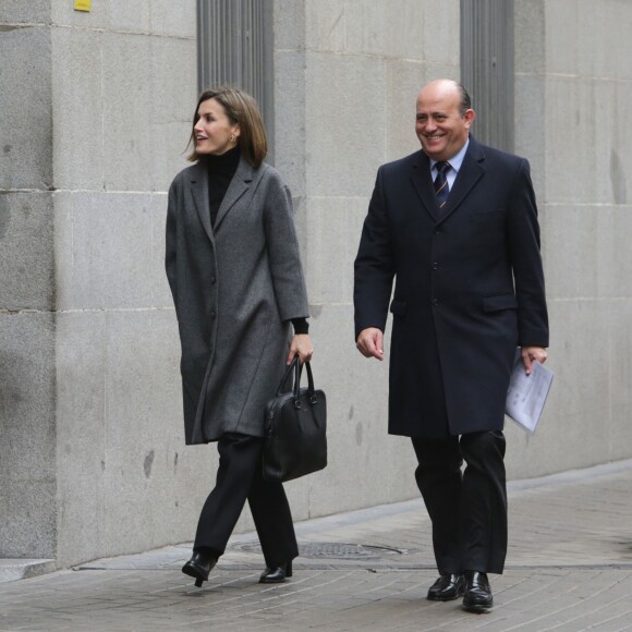 La reine Letizia d'Espagne fait son arrivée au siège de l'Association espagnole de lutte contre le cancer (AECC) dont elle est la présidente d'honneur, le 22 janvier 2016 à Madrid, pour une réunion de travail avant la Journée mondiale contre le cancer, le 4 février.