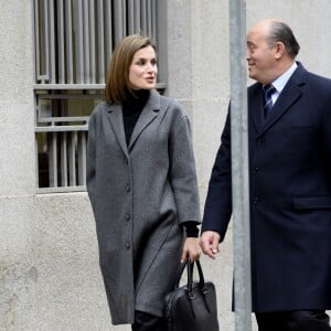 La reine Letizia d'Espagne fait son arrivée au siège de l'Association espagnole de lutte contre le cancer (AECC) dont elle est la présidente d'honneur, le 22 janvier 2016 à Madrid, pour une réunion de travail avant la Journée mondiale contre le cancer, le 4 février.