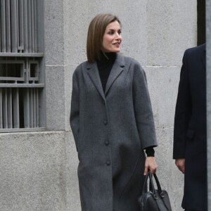 La reine Letizia d'Espagne fait son arrivée au siège de l'Association espagnole de lutte contre le cancer (AECC) dont elle est la présidente d'honneur, le 22 janvier 2016 à Madrid, pour une réunion de travail avant la Journée mondiale contre le cancer, le 4 février.