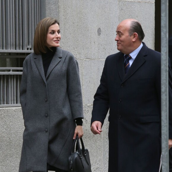 La reine Letizia d'Espagne fait son arrivée au siège de l'Association espagnole de lutte contre le cancer (AECC) dont elle est la présidente d'honneur, le 22 janvier 2016 à Madrid, pour une réunion de travail avant la Journée mondiale contre le cancer, le 4 février.