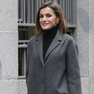 La reine Letizia d'Espagne fait son arrivée au siège de l'Association espagnole de lutte contre le cancer (AECC) dont elle est la présidente d'honneur, le 22 janvier 2016 à Madrid, pour une réunion de travail avant la Journée mondiale contre le cancer, le 4 février.