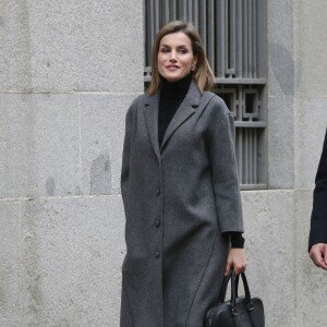 La reine Letizia d'Espagne fait son arrivée au siège de l'Association espagnole de lutte contre le cancer (AECC) dont elle est la présidente d'honneur, le 22 janvier 2016 à Madrid, pour une réunion de travail avant la Journée mondiale contre le cancer, le 4 février.