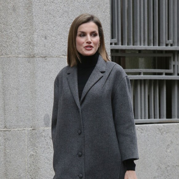 La reine Letizia d'Espagne fait son arrivée au siège de l'Association espagnole de lutte contre le cancer (AECC) dont elle est la présidente d'honneur, le 22 janvier 2016 à Madrid, pour une réunion de travail avant la Journée mondiale contre le cancer, le 4 février.