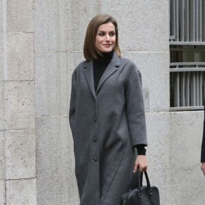 La reine Letizia d'Espagne fait son arrivée au siège de l'Association espagnole de lutte contre le cancer (AECC) dont elle est la présidente d'honneur, le 22 janvier 2016 à Madrid, pour une réunion de travail avant la Journée mondiale contre le cancer, le 4 février.