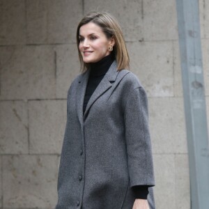 La reine Letizia d'Espagne fait son arrivée au siège de l'Association espagnole de lutte contre le cancer (AECC) dont elle est la présidente d'honneur, le 22 janvier 2016 à Madrid, pour une réunion de travail avant la Journée mondiale contre le cancer, le 4 février.