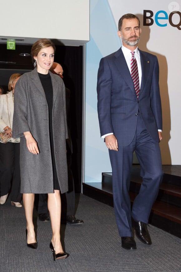 La reine Letizia d'Espagne (manteau Nina Ricci) et le roi Felipe VI lors de la 33e cérémonie de remise des bourses des oeuvres sociales de la banque Caixa, à Barcelone, le 10 avril 2015.