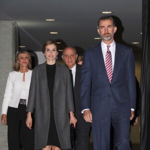 La reine Letizia d'Espagne (manteau Nina Ricci) et le roi Felipe VI lors de la 33e cérémonie de remise des bourses des oeuvres sociales de la banque Caixa, à Barcelone, le 10 avril 2015.