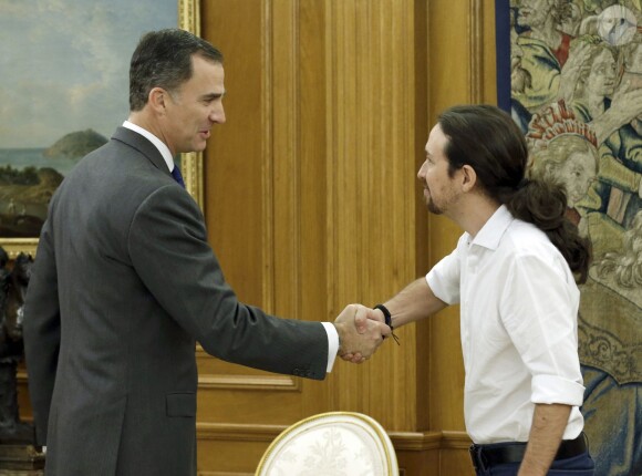 Le roi Felipe VI d'Espagne a reçu en audience Pablo Iglesias, le leader de Podemos, au palais Zarzuela à Madrid le 22 janvier 2016