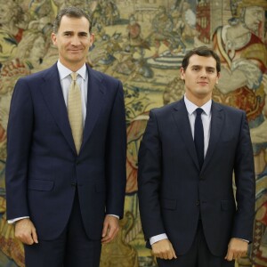 Le roi Felipe VI d'Espagne reçoit Albert Rivera, président de Citoyens (Ciudadanos), au palais de la Zarzuela à Madrid, le 21 janvier 2016.