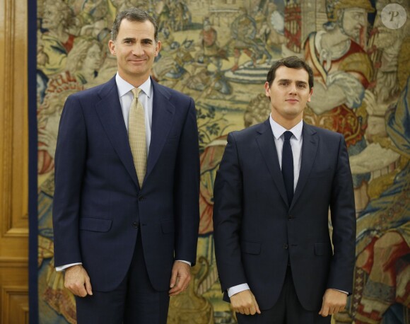 Le roi Felipe VI d'Espagne reçoit Albert Rivera, président de Citoyens (Ciudadanos), au palais de la Zarzuela à Madrid, le 21 janvier 2016.