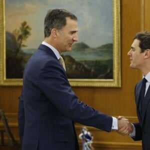 Le roi Felipe VI d'Espagne reçoit Albert Rivera, président de Citoyens (Ciudadanos), au palais de la Zarzuela à Madrid, le 21 janvier 2016.