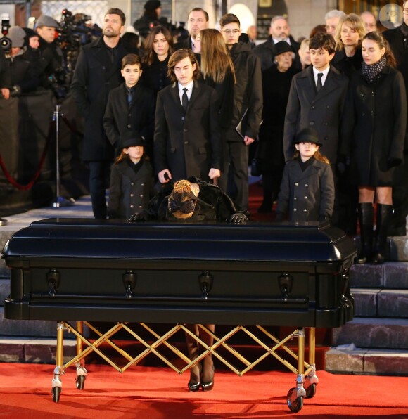 Céline Dion, ses enfants René-Charles Angélil, les jumeaux Nelson Angélil et Eddy Angélil, Anne-Marie Angélil-Dupré, la fille de René Angélil et son mari Marc Dupré et Jean-Pierre Angéli, le fils de René Angélil - Sorties des obsèques nationales de René Angélil en la Basi­lique Notre-Dame de Montréal, le 22 janvier 2016.© Morgan Dessales/Bestimage
