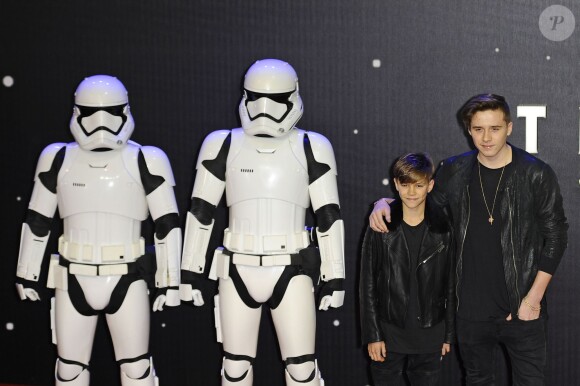 Romeo Beckham et son frère Brooklyn Beckham - People à la première de "Star Wars: Le réveil de la Force" à Odeon Leicester Square à Londres le 16 décembre 2015