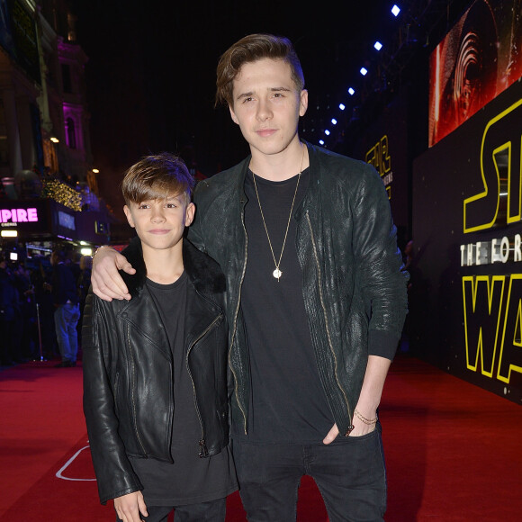Romeo Beckham et son frère Brooklyn Beckham - Première européenne de "Star Wars : Le réveil de la force" au cinéma Odeon Leicester Square de Londres le 16 décembre 2015.