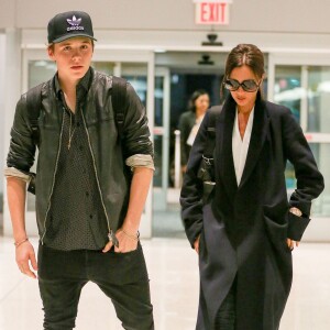 Victoria Beckham et son fils Brooklyn arrivent à l'aéroport de JFK à New York pour prendre l’avion, le 10 novembre 2015