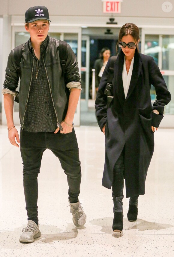 Victoria Beckham et son fils Brooklyn arrivent à l'aéroport de JFK à New York pour prendre l’avion, le 10 novembre 2015